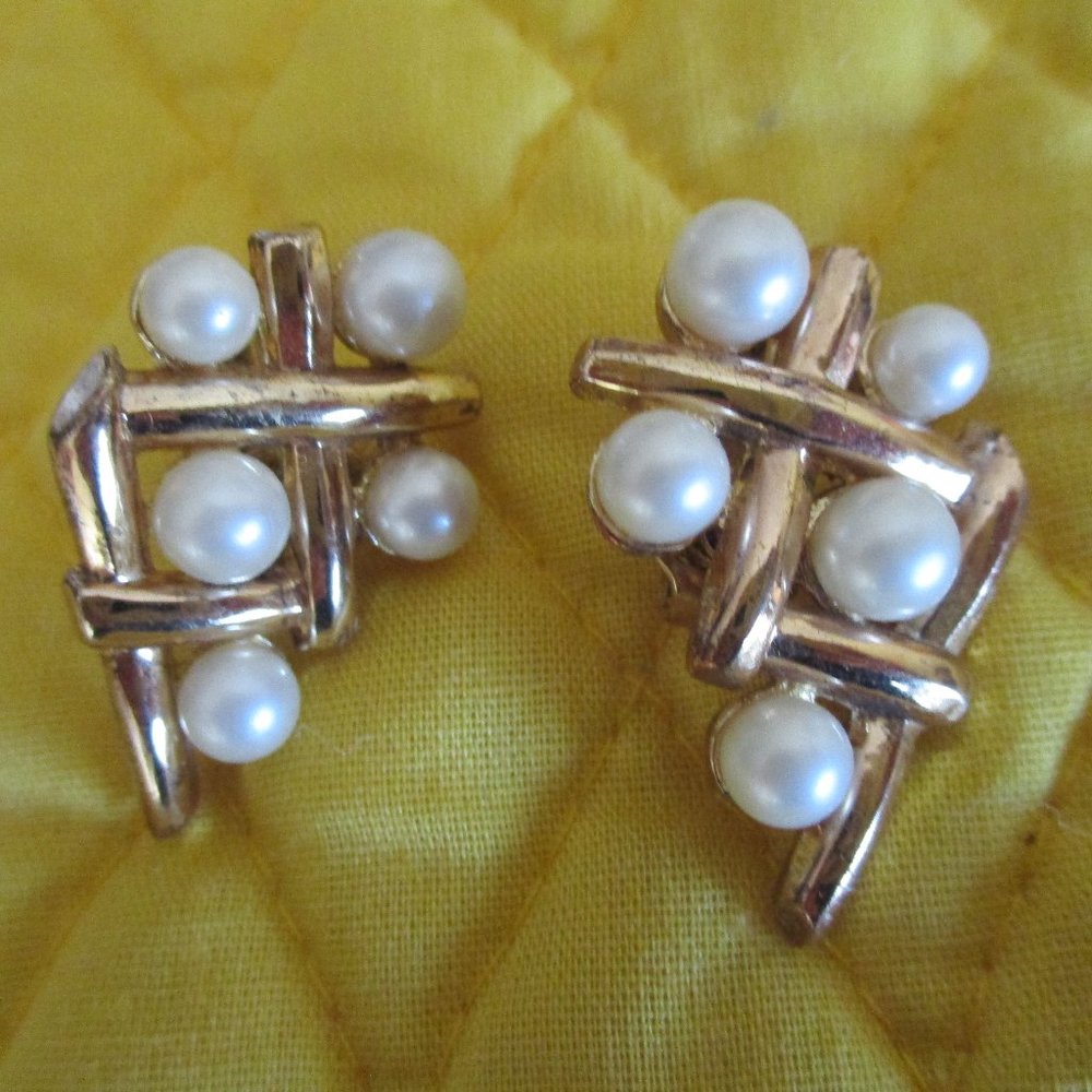 TRIFARI Crown Collectible Vintage Faux Pearl Clip-On Earrings